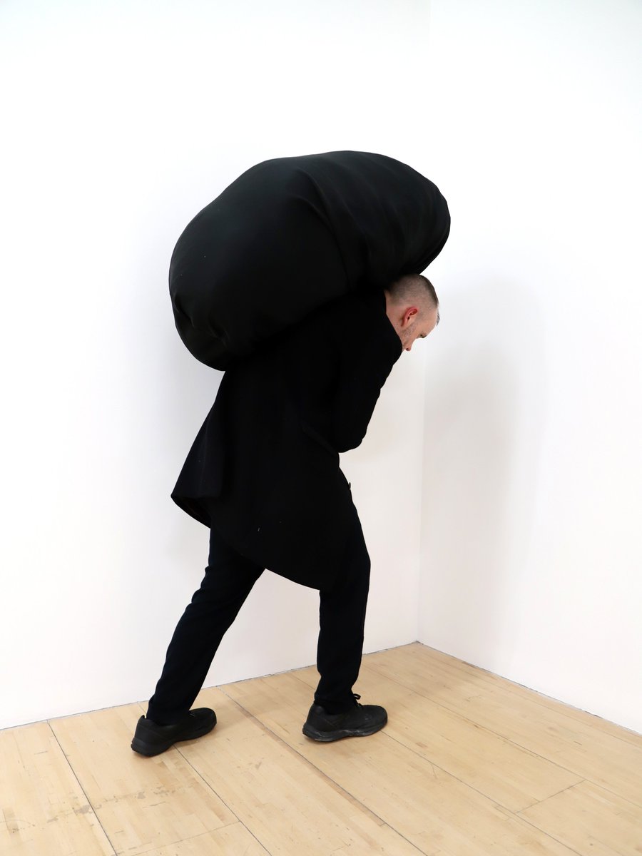 @STEVEGIASSON

#INVISIBLEPERFORMANCE NO. 263

CARRYING NOTHING

REENACTMENT OF #JANNISKOUNELLIS. PERFORMANCE CON SACCO. MEXICO CITY. 2000
PERFORMER: #STEVEGIASSON
PHOTO CREDIT: #MARTINVINETTE
PHOTO RETOUCHING: #DANIELROY
#AXENÉO7
FEBRUARY 16, 2022