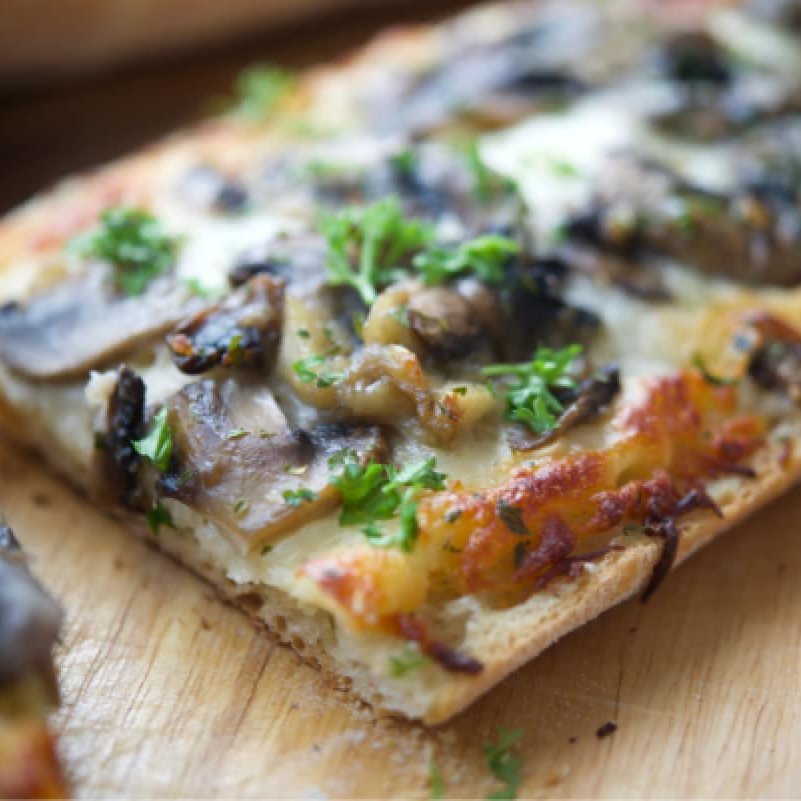 CarriesExpKtchn's tweet photo. What's for Dinner?🤔
French bread pizza topped with a creamy parmesan sauce, roasted garlic, sautéed mushrooms and shredded Italian cheese blend.
Get the Recipe👉🏻 https://t.co/LoRnb7vxni
#meatless #whatsfordinner https://t.co/Cxbq9pZXbd