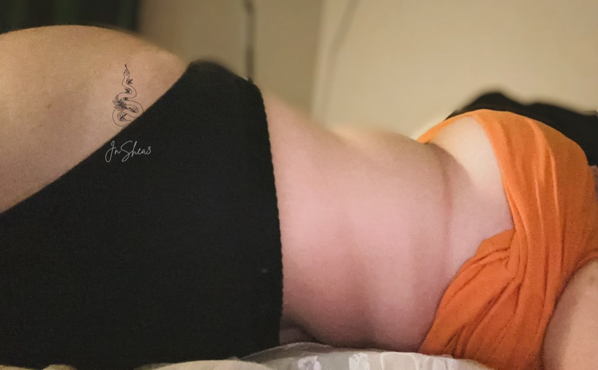 shea_391's tweet photo. Do you prefer under boob, cleavage or side boob? https://t.co/AmzHReSOGZ