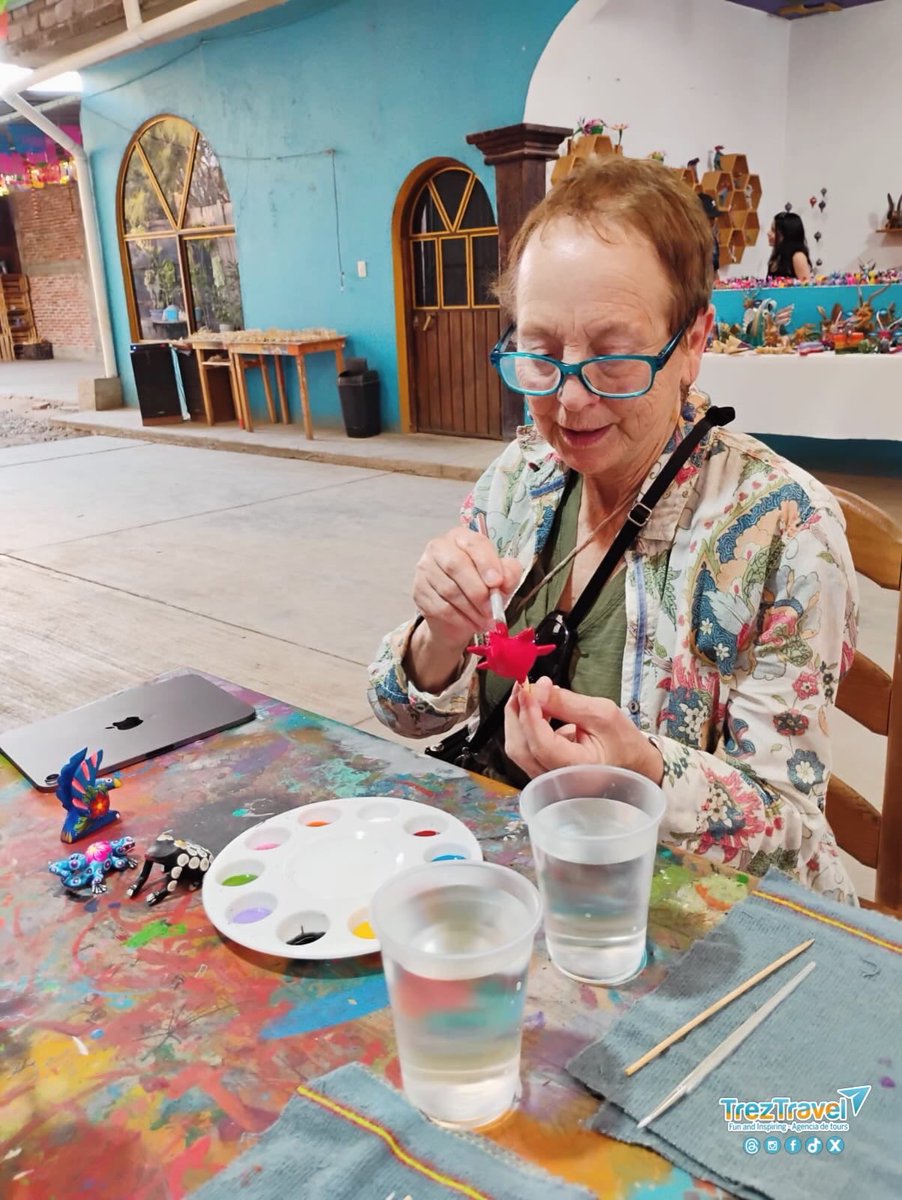 TrezTravel's tweet photo. 🎨🦄 No hay edad para ensuciarse las manos y el alma de color
Pintar alebrijes en Oaxaca no es solo una actividad, es volver a jugar, crear y sorprenderte.
Con Trez Travel, cada etapa se vive viajando
#Alebrijes #ExperienciasQueTransforman #NuncaEsTarde #ViajarEsVivir #TrezTravel https://t.co/eXAgHRHeuP