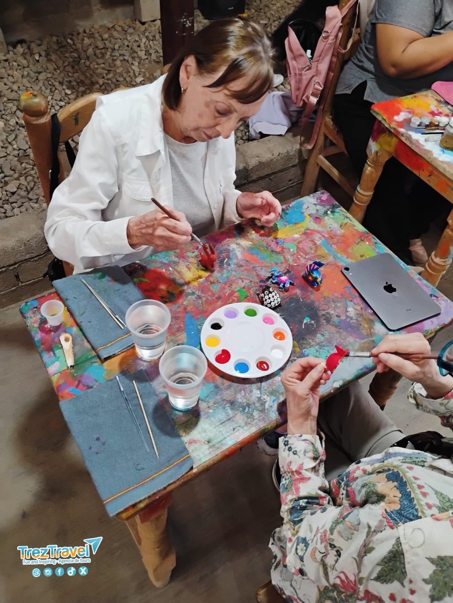 TrezTravel's tweet photo. 🎨🦄 No hay edad para ensuciarse las manos y el alma de color
Pintar alebrijes en Oaxaca no es solo una actividad, es volver a jugar, crear y sorprenderte.
Con Trez Travel, cada etapa se vive viajando
#Alebrijes #ExperienciasQueTransforman #NuncaEsTarde #ViajarEsVivir #TrezTravel https://t.co/eXAgHRHeuP