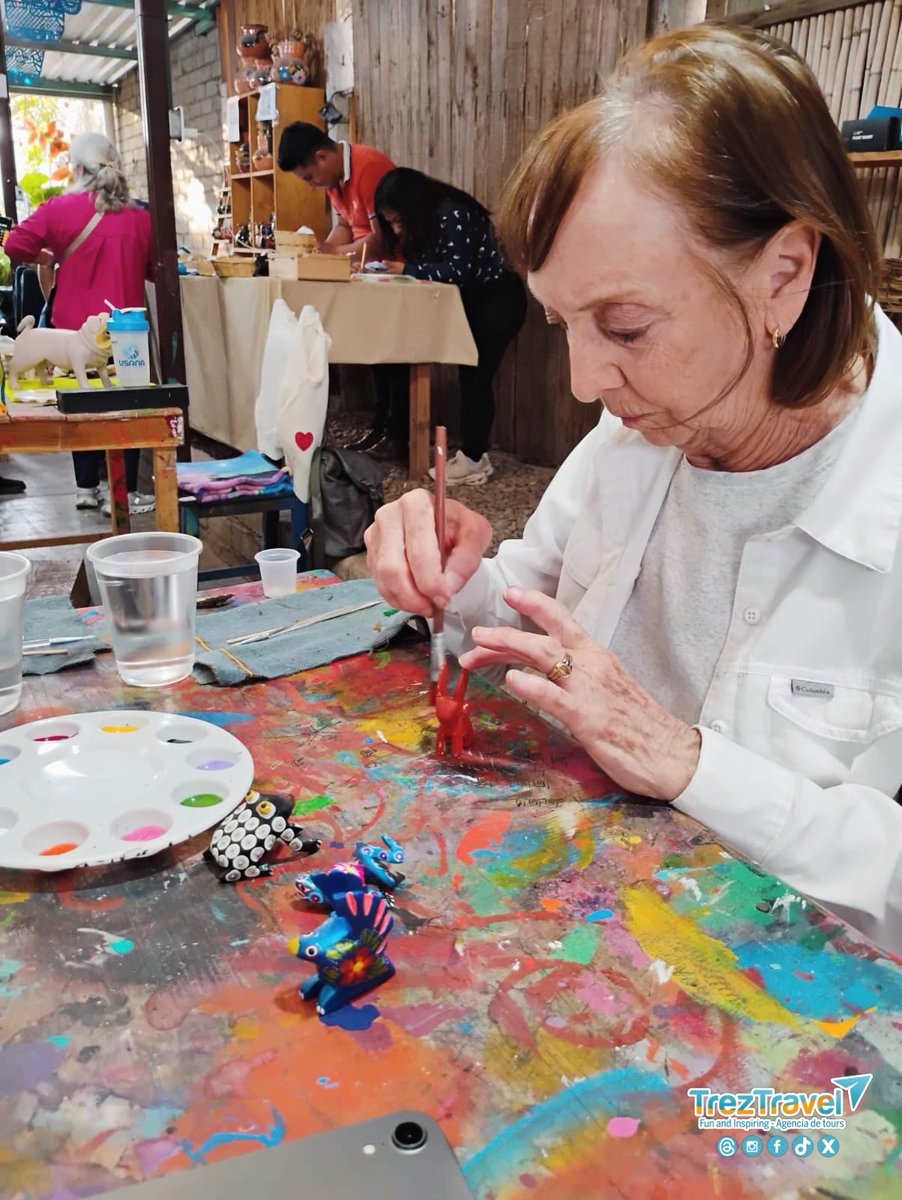 TrezTravel's tweet photo. 🎨🦄 No hay edad para ensuciarse las manos y el alma de color
Pintar alebrijes en Oaxaca no es solo una actividad, es volver a jugar, crear y sorprenderte.
Con Trez Travel, cada etapa se vive viajando
#Alebrijes #ExperienciasQueTransforman #NuncaEsTarde #ViajarEsVivir #TrezTravel https://t.co/eXAgHRHeuP