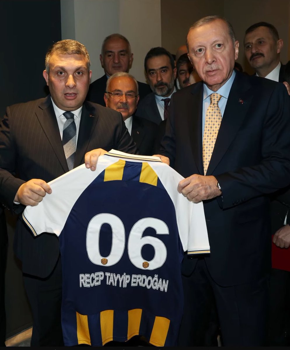 bmedyaspor's tweet photo. Ankaragücü Kulüp Başkanı İlhami Alparslan, Cumhurbaşkanı Sayın Recep Tayyip Erdoğan’a Ankaragücü Forması takdim etti.  

@ialparslan81 https://t.co/H9NNyHWlcI