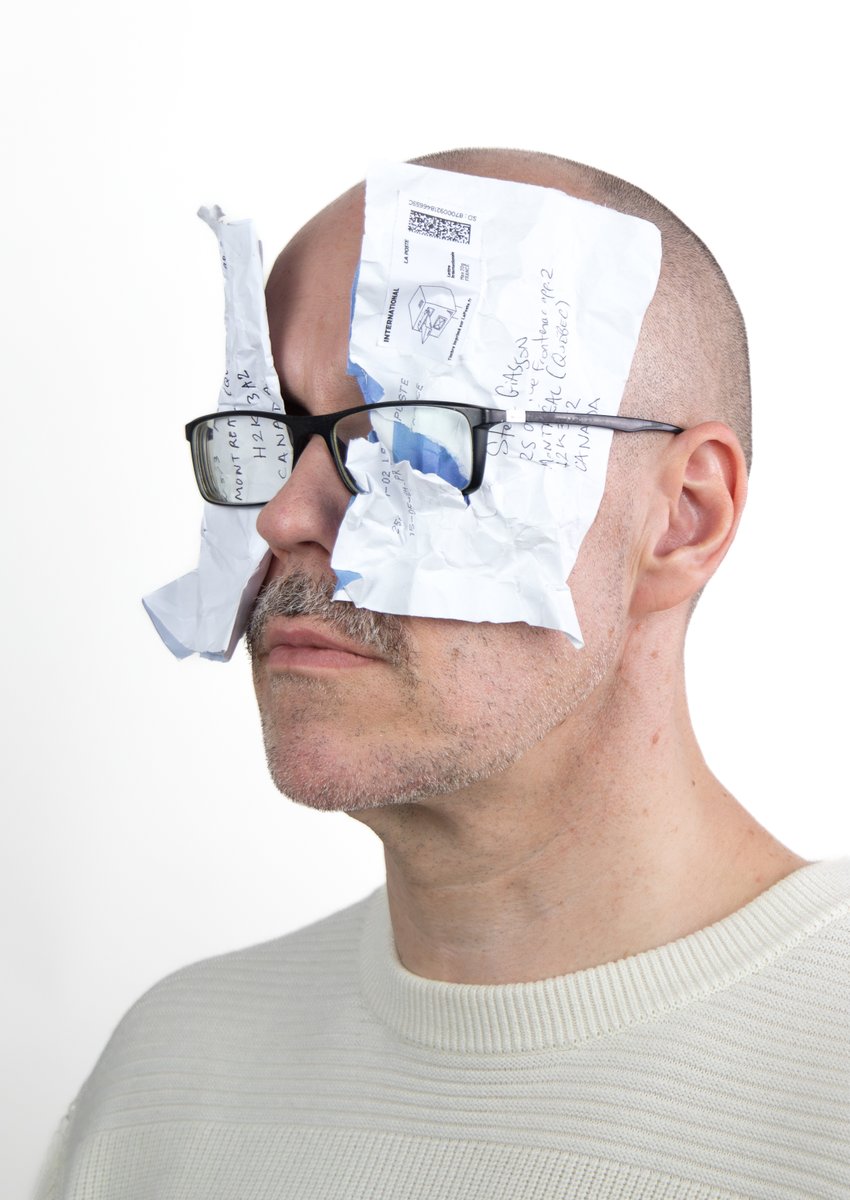 @STEVEGIASSON

#INVISIBLEPERFORMANCE NO. 264

READING NOTHING

REENACTMENT OF #ULISESCARRIÓN. SELF-PORTRAIT. 1979
PERFORMER: #STEVEGIASSON
PHOTOGRAPHY: #MARTINVINETTE
ENVELOPES: #ALEXCHEVALIER AND #MICHELCOLLET
PHOTO RETOUCHING: #CHARLESÉTIENNELEBRUN
JUNE 8, 2025