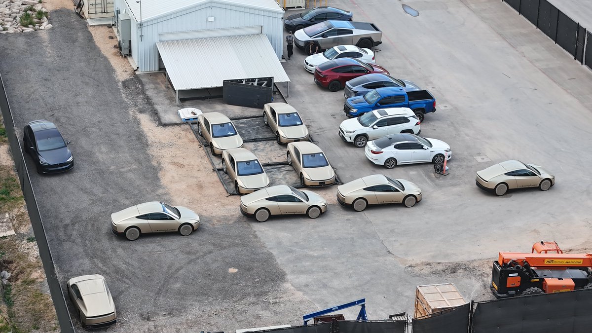 25 Cybercabs spotted at Giga Texas today.

We're just weeks away from volume production starting.