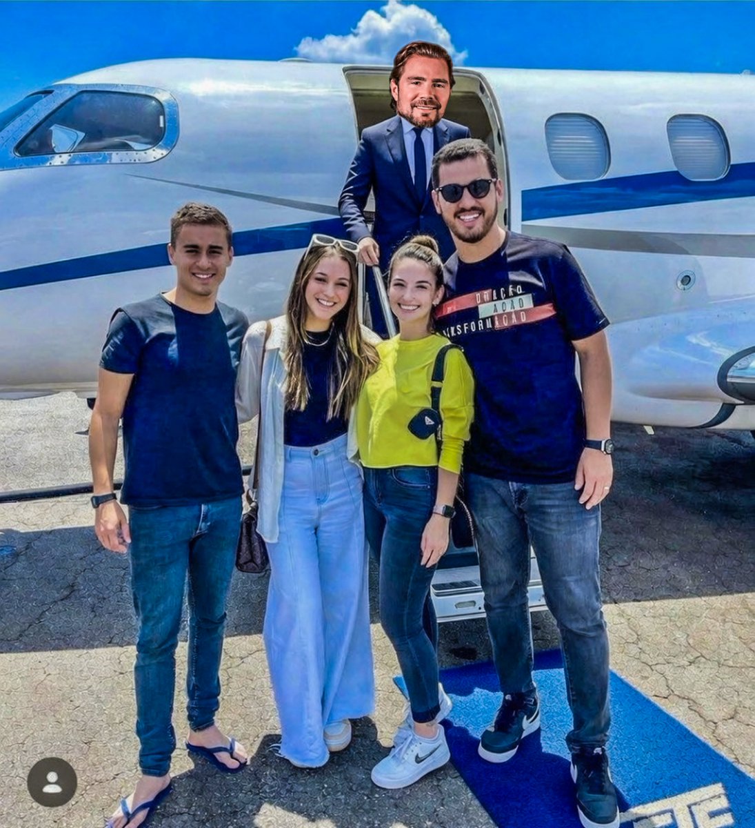 AleMarchi9's tweet image. Nikole Chupetinha viajando no avião do dono do banco Master(Vorcaro).

Bela foto, belo sorriso.

Só falta mesmo um vídeo com fundo preto explicando tanta pilantragem. Ficaremos no aguardo do vídeo. #NikolasFerreira #BancoMaster #Vorcaro