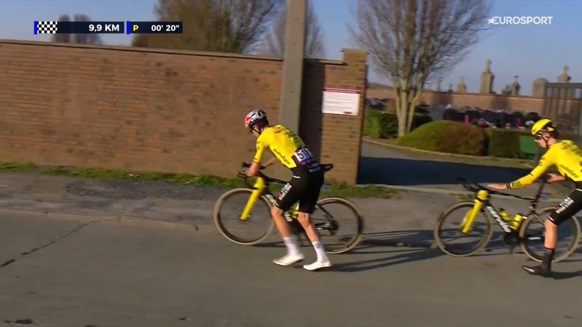 PUNCTURE BY WOUT VAN AERT in last 10 km! He takes the bike of his teammate but I think it's over. Unbelievable. 💔 

#LeSamyn