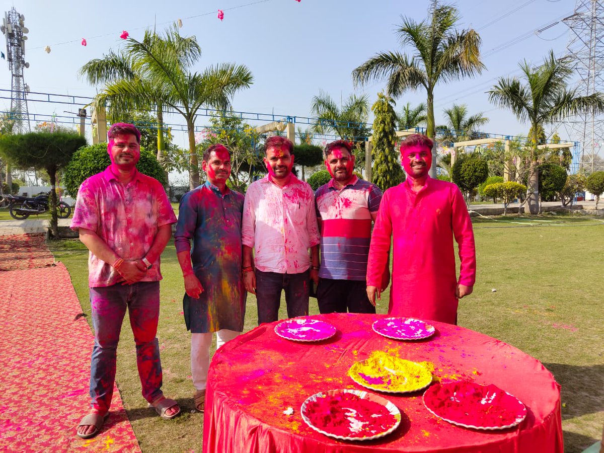 Keshavmalan93's tweet photo. आज आप सभी के पास मौका है जमकर रंग लगाएं, गुलाल उड़ाएं और अपनों को गले लगाएं। इसी के साथ मालान परिवार की ओर से आप सभी को होली की हार्दिक शुभकामनायें 🙏
#HappyHoli #tappal #aligarh https://t.co/TrCEvflQwt