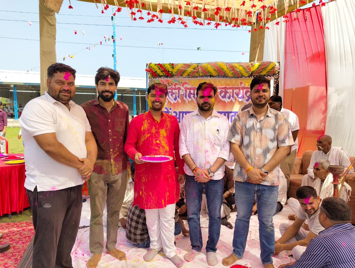 Keshavmalan93's tweet photo. आज आप सभी के पास मौका है जमकर रंग लगाएं, गुलाल उड़ाएं और अपनों को गले लगाएं। इसी के साथ मालान परिवार की ओर से आप सभी को होली की हार्दिक शुभकामनायें 🙏
#HappyHoli #tappal #aligarh https://t.co/TrCEvflQwt