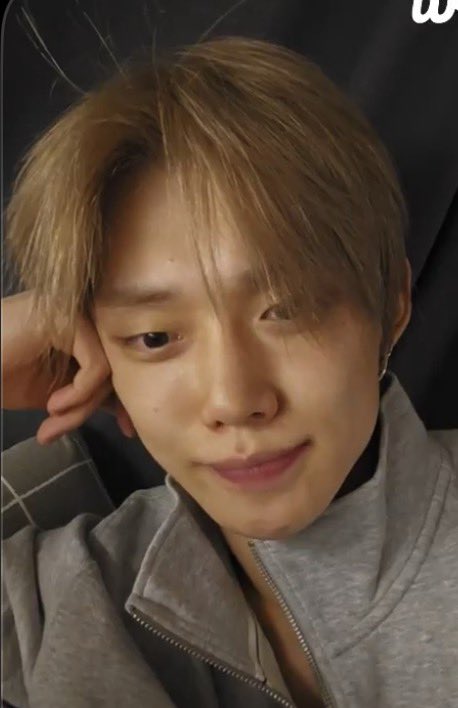 🦊 moa~ hi~ 
🦊 i’m in my room right now