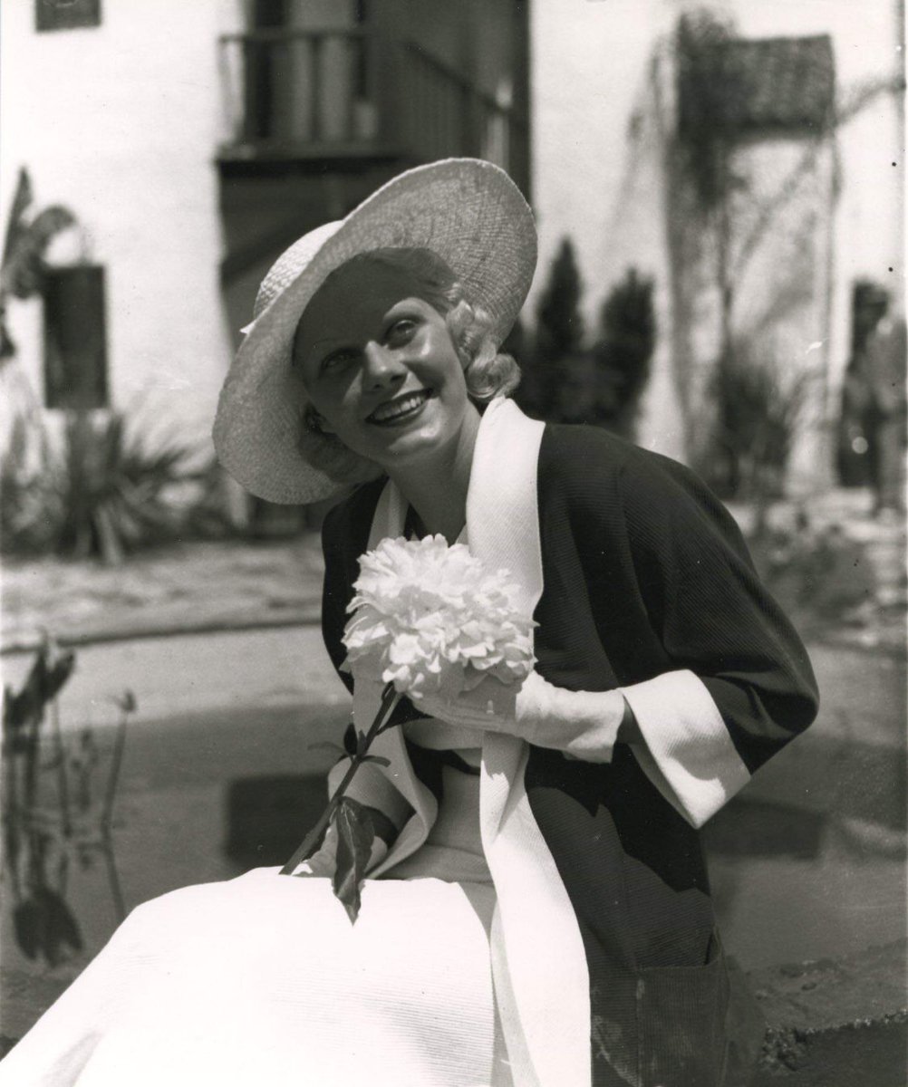 A favorite photo of Jean Harlow #BOTD, posing with her ‘Platinum Peony’ outside the California Hacienda exhibit at the Chicago World’s Fair, June 15, 1933. Glowing.