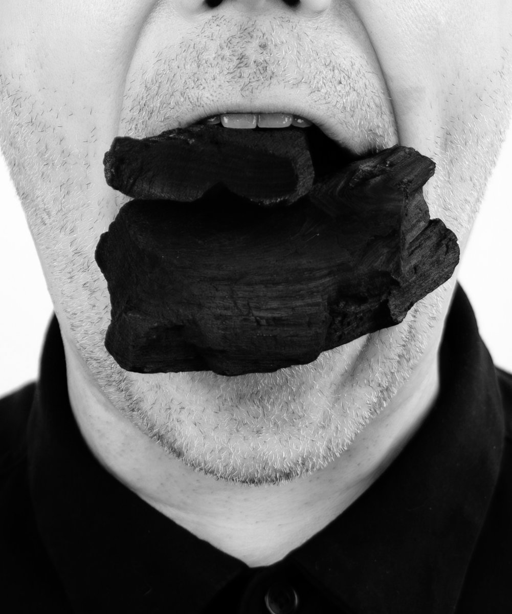 <a href="/STEVEGIASSON/">Steve Giasson</a>

#INVISIBLEPERFORMANCE NO. 265
HOLDING ONE'S TONGUE

REENACTMENT OF #JANNISKOUNELLIS. PORTA MURATA. 1990
PERFORMER: #STEVEGIASSON
PHOTO CREDIT: #MARTINVINETTE
PHOTO RETOUCHING: #CHARLESÉTIENNELEBRUN
CENTRE DES ARTS ACTUELS #SKOL
AUGUST 17, 2024