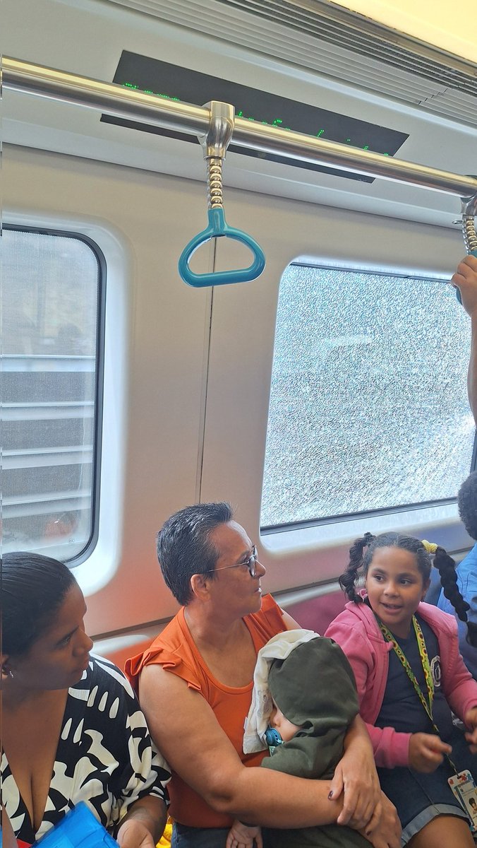 emirjk's tweet photo. @metrorio vagão 6059F com janela de vidro trincada. https://t.co/KIoaVOwhbi