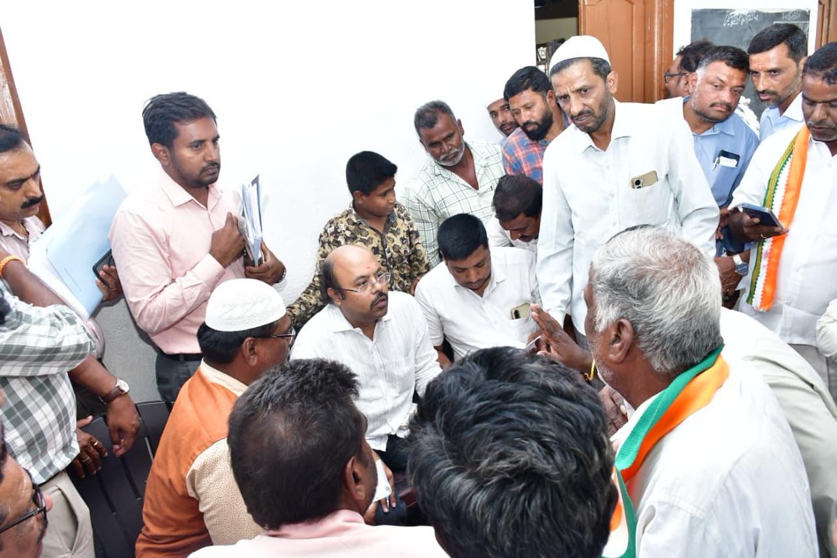 Dr_Yathindra_S's tweet photo. ವರುಣ ವಿಧಾನಸಭಾ ಕ್ಷೇತ್ರ ವ್ಯಾಪ್ತಿಗೆ ಒಳಪಡುವ ಮೈಸೂರು ತಾಲ್ಲೂಕಿನ ಮೆಲ್ಲಹಳ್ಳಿ ಗ್ರಾಮ ಪಂಚಾಯಿತಿ ವ್ಯಾಪ್ತಿಯ ವಿವಿಧ ಗ್ರಾಮಗಳಲ್ಲಿ ಇಂದು ಕಂದಾಯ ಅದಾಲತ್ ಹಾಗೂ ಜನಸಂಪರ್ಕ ಸಭೆ ನಡೆಸಿ, ಸಾರ್ವಜನಿಕರ ಕುಂದು ಕೊರತೆ ಆಲಿಸಿ, ಅಹವಾಲು ಸ್ವೀಕರಿಸಿದೆ.
೧/೩ https://t.co/f08yacBJMM