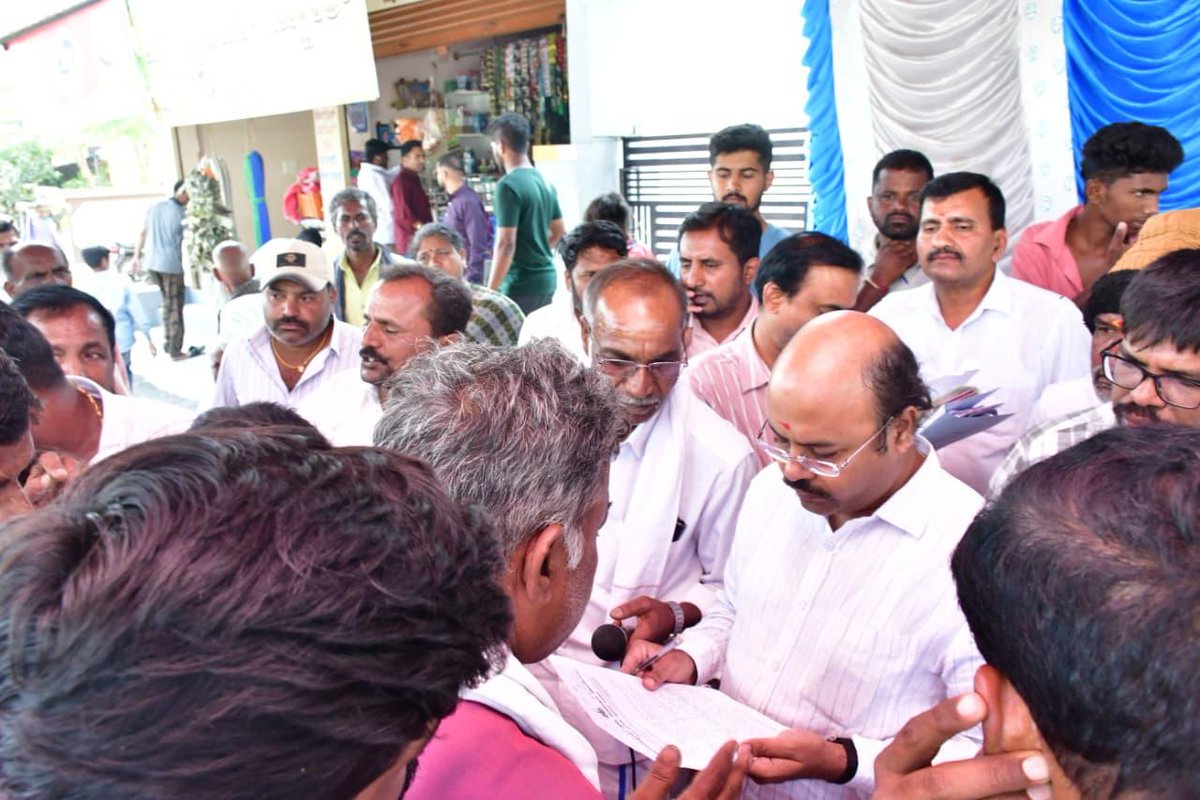 Dr_Yathindra_S's tweet photo. ಈ ವೇಳೆ ಸ್ಥಳೀಯ ಜನಪ್ರತಿನಿಧಿಗಳು, ಪಕ್ಷದ ಮುಖಂಡರು, ಅಧಿಕಾರಿಗಳು ಹಾಜರಿದ್ದರು.
೨/೩ https://t.co/AVZyLVumHD