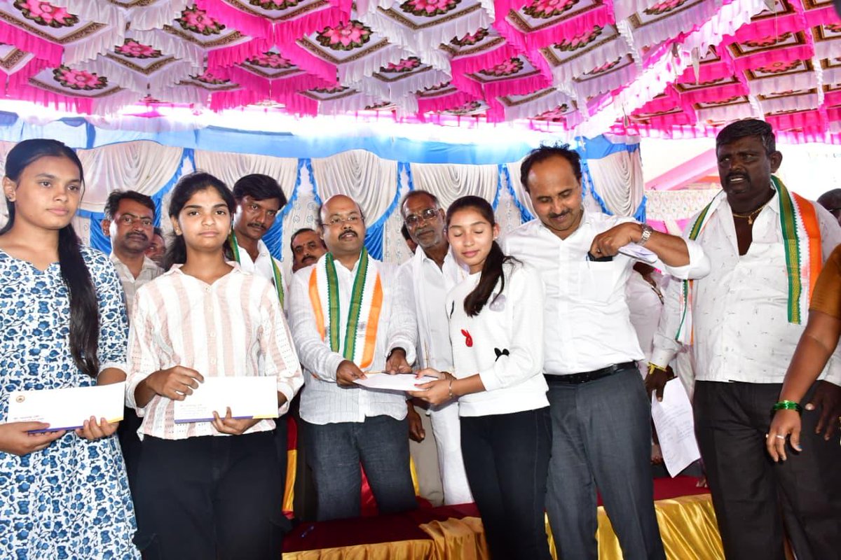 Dr_Yathindra_S's tweet photo. ಈ ವೇಳೆ ಸ್ಥಳೀಯ ಜನಪ್ರತಿನಿಧಿಗಳು, ಪಕ್ಷದ ಮುಖಂಡರು, ಅಧಿಕಾರಿಗಳು ಹಾಜರಿದ್ದರು.
೨/೩ https://t.co/AVZyLVumHD