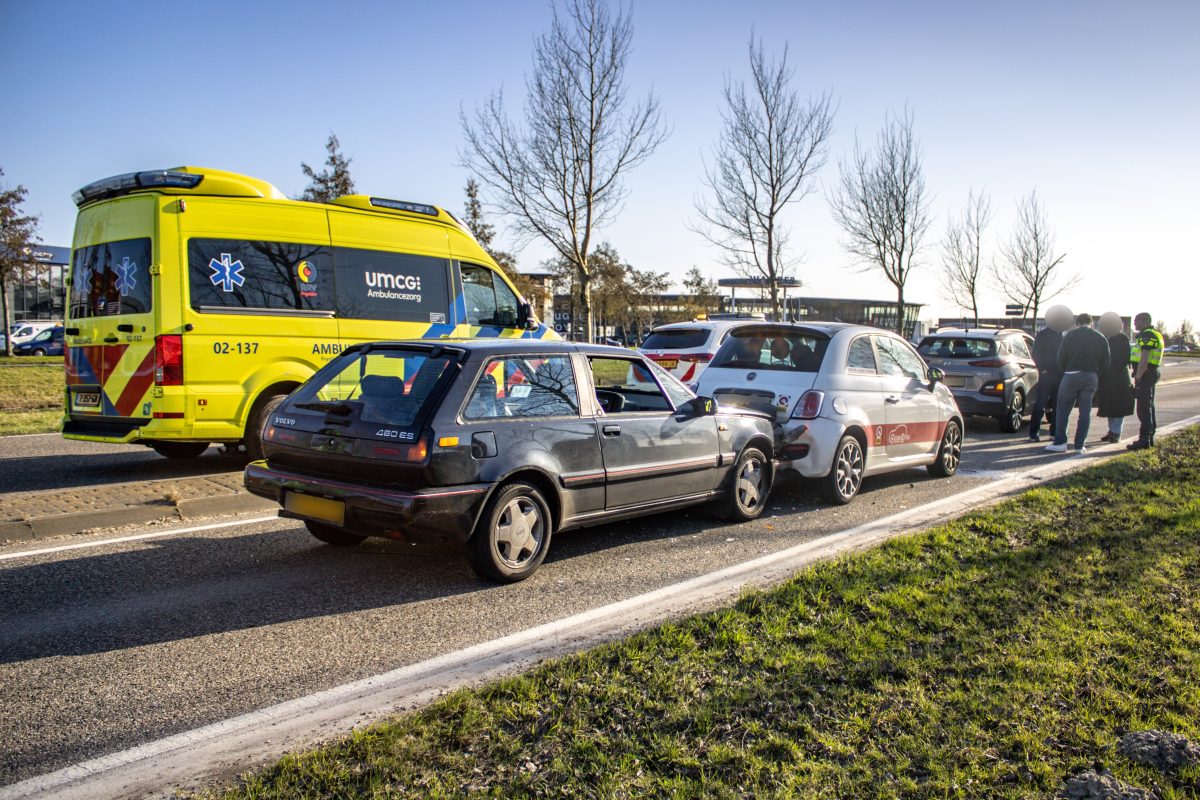 Kettingbotsing met drie auto's in Sneek