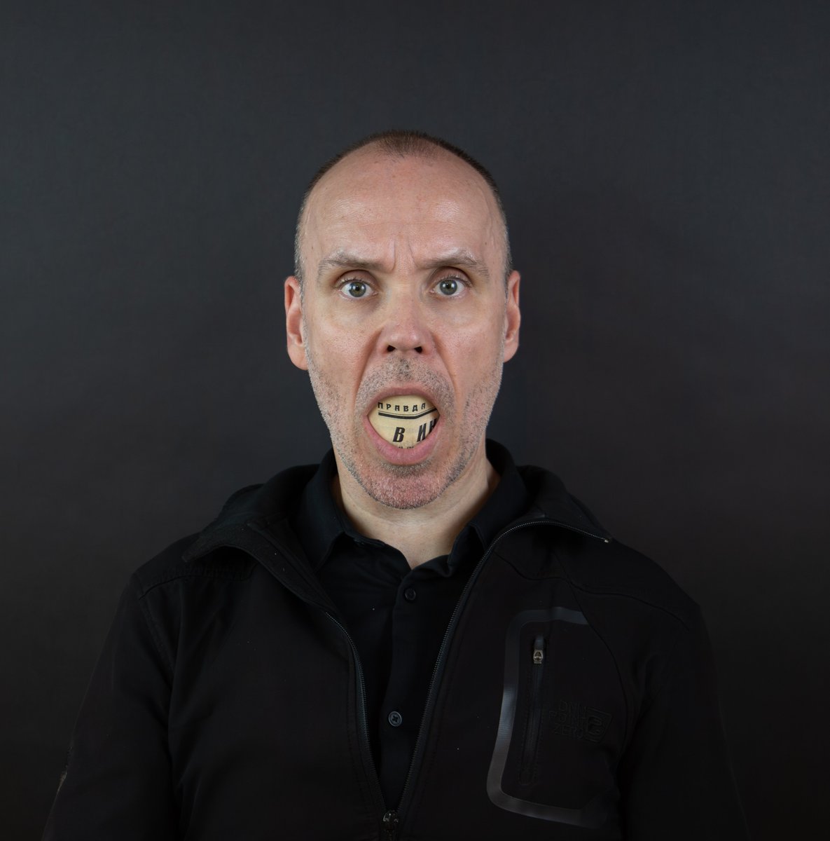 @STEVEGIASSON

#INVISIBLEPERFORMANCE NO. 266
DISTORTING EVERYTHING*

REENACTMENT OF #ĽUBOMÍRĎURČEK. VISITOR (FIVE VISITS). 1980
PERFORMER: #STEVEGIASSON
PHOTO CREDIT: #MARTINVINETTE
ASSISTANT: #GENEVIÈVEDAGENAIS
PHOTO RETOUCHING: #CHARLESÉTIENNELEBRUN
#SKOL 
JULY 28, 2024