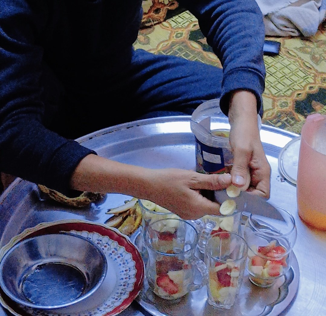 اسمعوا يا بتوع الراجل مش بيساعد في البيت 
جيت متأخر من الشغل لقيت بابا بيعمل العصير وبيقطعلنا الفاكهه وغسل المواعين لماما 
وهى جهزت الأكل 
لو الراجل مش حنين ورحيم بأهل بيته هنحتاج ايه تاني ؟