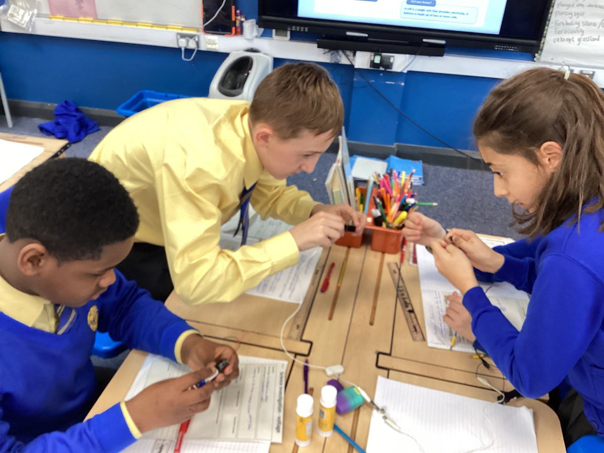 StMaryB17's tweet photo. The higher the voltage, the brighter the light! #yr6O had fun experimenting in #Science class today. #art29 https://t.co/JCPmbtIGYu