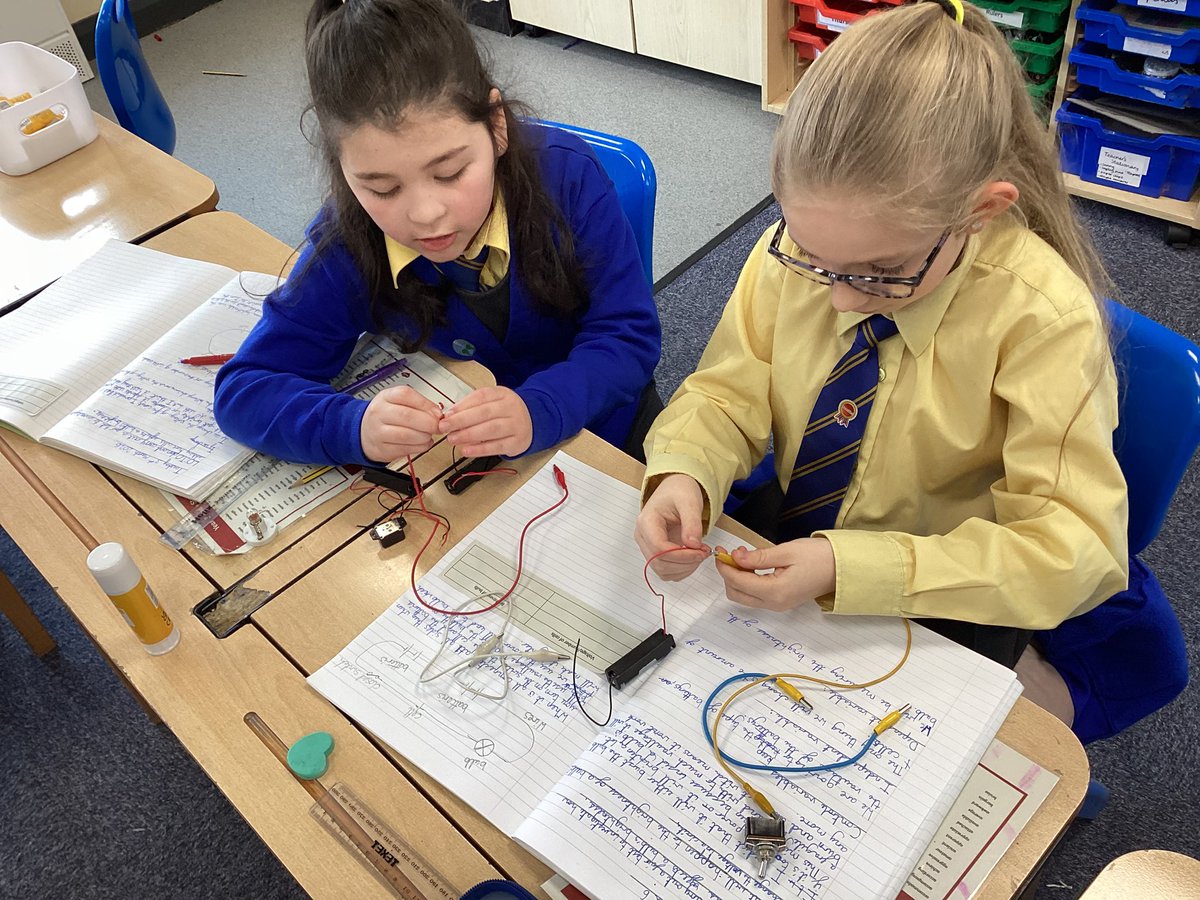StMaryB17's tweet photo. The higher the voltage, the brighter the light! #yr6O had fun experimenting in #Science class today. #art29 https://t.co/JCPmbtIGYu
