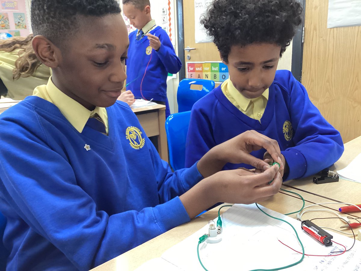 StMaryB17's tweet photo. The higher the voltage, the brighter the light! #yr6O had fun experimenting in #Science class today. #art29 https://t.co/JCPmbtIGYu