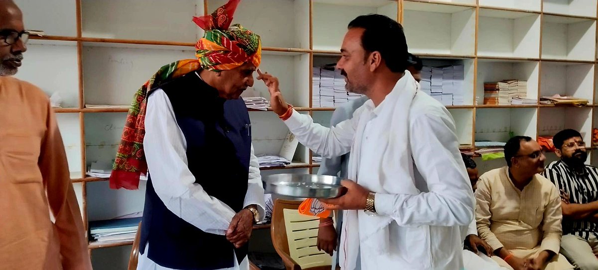 Dr_Sitasaran's tweet photo. जिला विदिशा के ग्राम बमौरी शाला में श्री नरेंद्र पालीवाल एवं साथियों द्वारा किए गए आत्मीय स्वागत एवं सम्मान से अभिभूत हूँ।

आप सभी का स्नेह, अपनापन और विश्वास ही मेरी सबसे बड़ी पूंजी है। हृदय से आभार एवं धन्यवाद। https://t.co/1opjrJNJfF