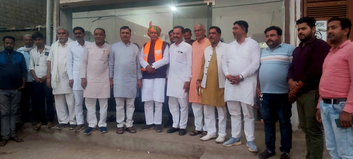 Dr_Sitasaran's tweet photo. जिला विदिशा के ग्राम बमौरी शाला में श्री नरेंद्र पालीवाल एवं साथियों द्वारा किए गए आत्मीय स्वागत एवं सम्मान से अभिभूत हूँ।

आप सभी का स्नेह, अपनापन और विश्वास ही मेरी सबसे बड़ी पूंजी है। हृदय से आभार एवं धन्यवाद। https://t.co/1opjrJNJfF