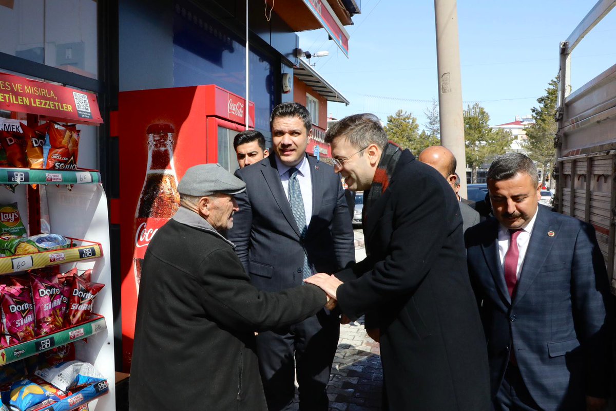 📍 Niğde • Çiftlik

Valimiz Sayın Nedim AKMEŞE, Vali Yardımcısı Sayın Soner DİVLİ ile birlikte  Çiftlik ilçemizde gerçekleştirdiği kurum ziyaretlerinin ardından ilçe esnafını ziyaret ederek hayırlı işler temennisinde bulundu; esnaf ve vatandaşlarımızın talep ve beklentilerini