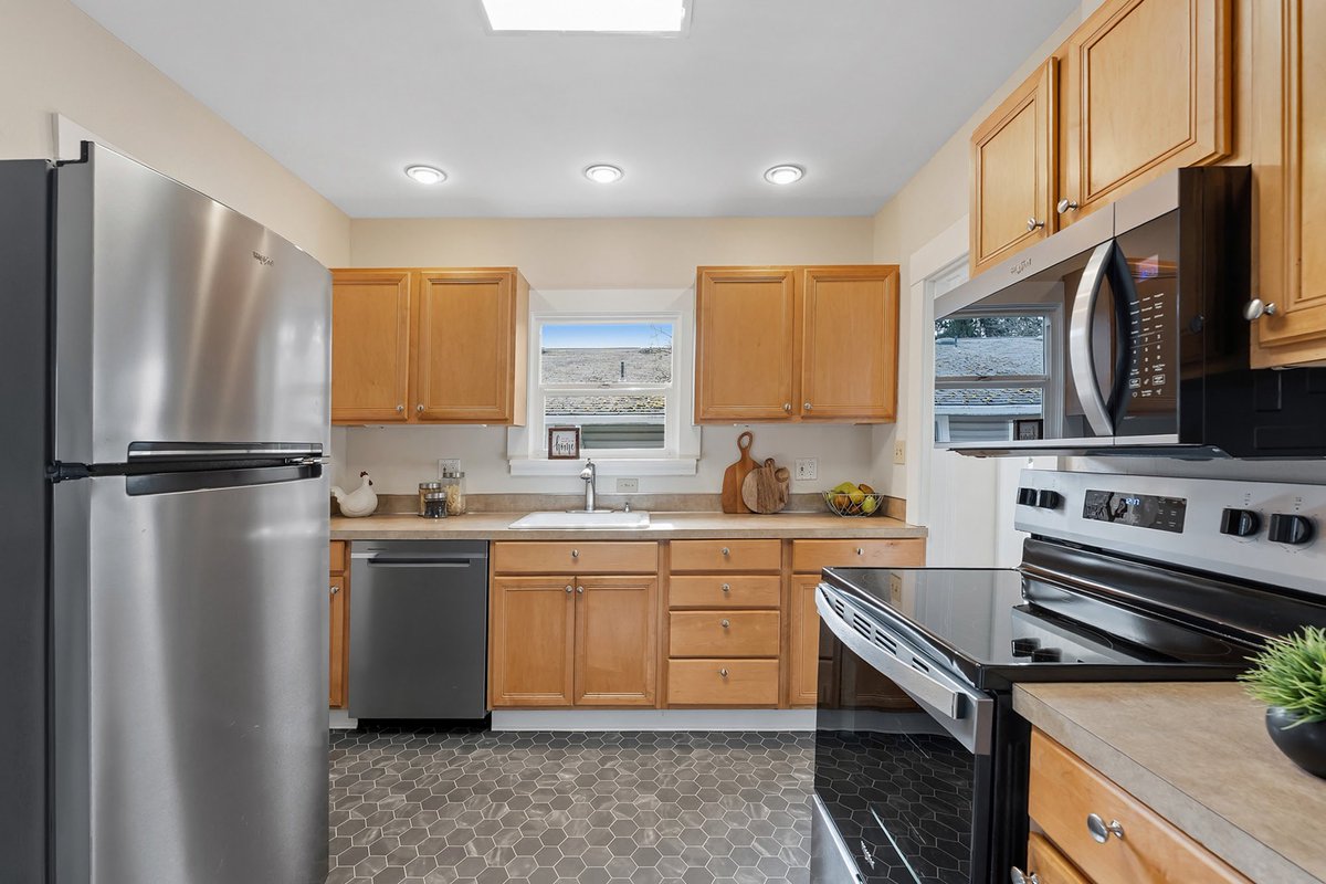jenwileyhomes's tweet photo. NEW LISTING | Ravishing Remod in Roseway 🌹
3 🛏️ | 1 🛁 | Parks 🌳
Enjoy Beautiful, Peaceful Sunrises + Sunsets from the Large Picture Windows! Wonderful + Rare Updated Home. #jenwileyhomes #loveyourhome #cascadehassonsothebys #🏡💙🗝️ https://t.co/MM3Ob38UdA