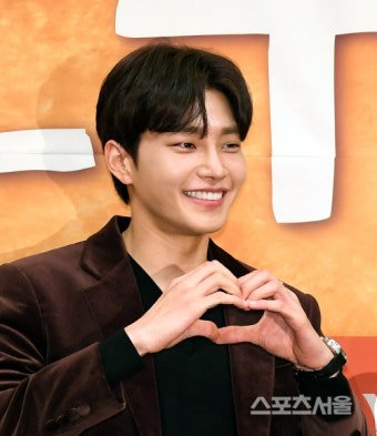 KIM JAE YEONG proving once again that he owns the heart pose every single time 🤍✨

#KimJaeYeong #김재영