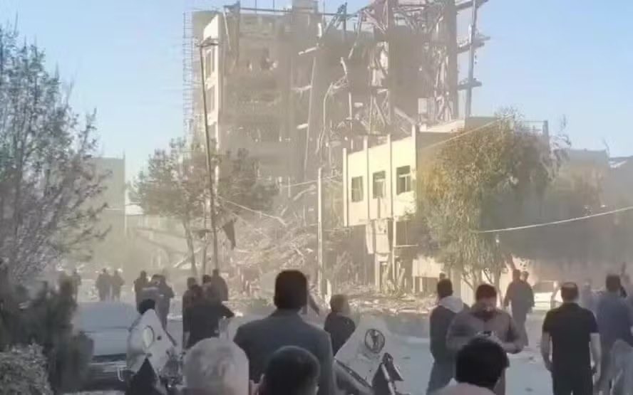 meioindep's tweet photo. 🚨AGORA: Israel bombardeia Assembleia que escolheria novo líder supremo do Irã https://t.co/8ilsIfzr18