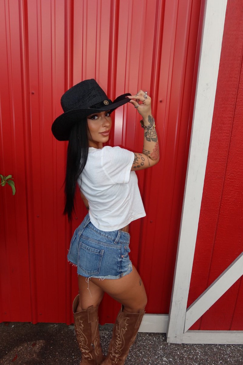 Danielle Cohn🖤 tweet media