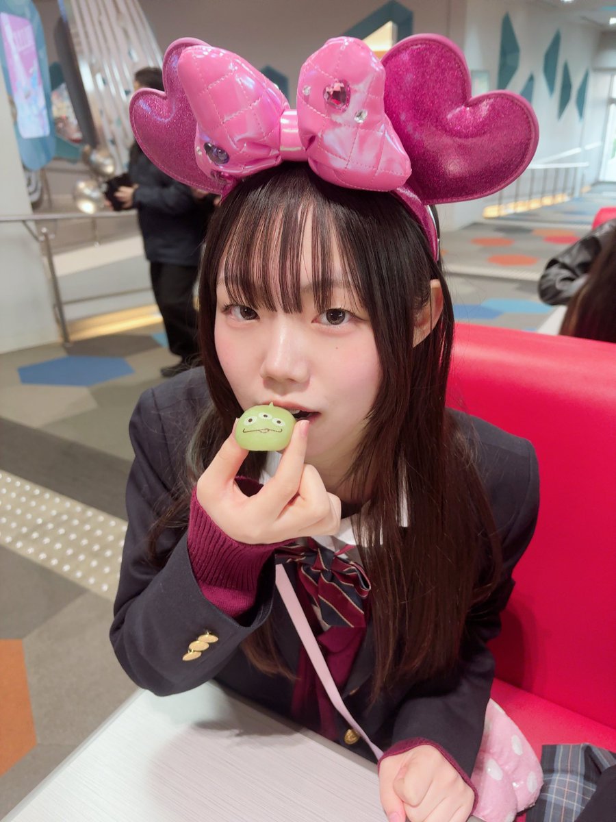 卒業旅行行ってきました〜！！ 1日目はディズニーランド🏰🐭💖 制服着