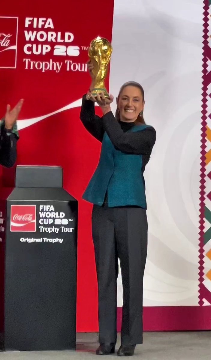 #MañaneraDelPueblo 
🚨 La imagen más HERMOSA que verás hoy

Nuestra PresidentA <a href="/Claudiashein/">Claudia Sheinbaum Pardo</a> devela y alza la Copa del Mundo, con lo que se confirma que México será el primer país que sea sede de 3 Mundiales...