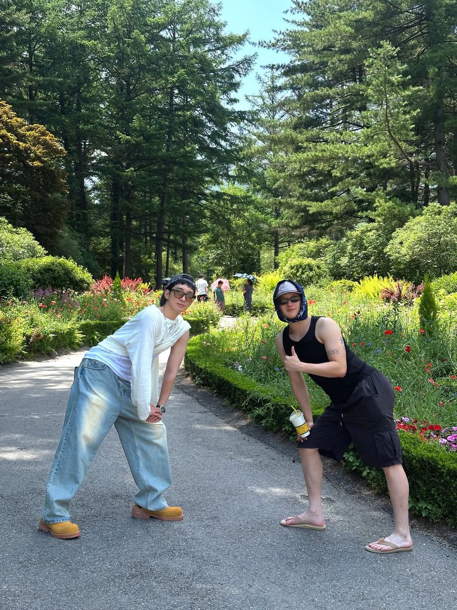 ㅡ อูจึ 🦊: วอนอูบอกว่าตัวเองไม่เคยไปทริปหับเพื่อนๆเลย เพราะมีเพื่อนไม่ค่อยเยอะ ㅋ
: แต่ไม่ใช่แบบนั้นนะครับๆ! ㅋㅋ คือการมีเพื่อนเยอะๆก็ไม่ใช่เรื่องที่ดีเสมอไปนะครับ เพราะงั้น! ผมไม่ได้หมายความถึงแบบนั้นนะ! ผมชอบออกทริป/เที่ยว .. ผมเลยบอกเค้า (วอนอู) ว่า "ไปกันเถอะ!" ㅡ วอนอู