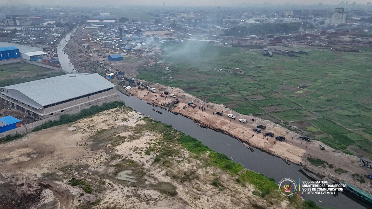 #Kinshasa #Ports #FleuveCongo
Jean-Pierre Bemba, Vice-Premier Ministre,Ministre des transports a donné ce mardi 3 mars le coup d’envoi des opérations de désensablement et de réhabilitation du chenal de Kingabwa qui a connu un engorgement majeur suite aux actes d’incivisme.
Selon