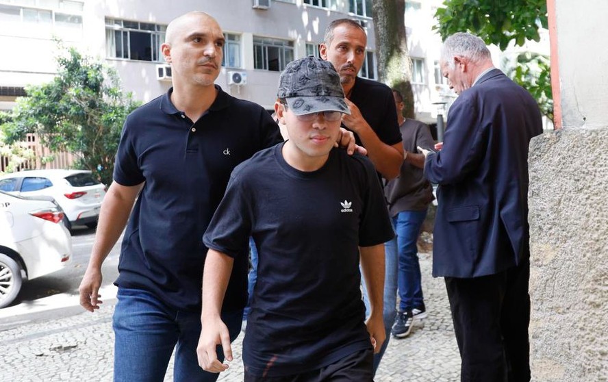 ATENÇÃO!! Um dos ESTUPRADORES de uma menina de 17 anos foi ENJAULADO, ele é rico então a PM nem sequer colocou ALGEMAS NELE!!

Se fosse negro e pobre ia levar esculacho, ser algemado etc.

Mas como é branco, este ANIMAL recebe tratamento VIP!!