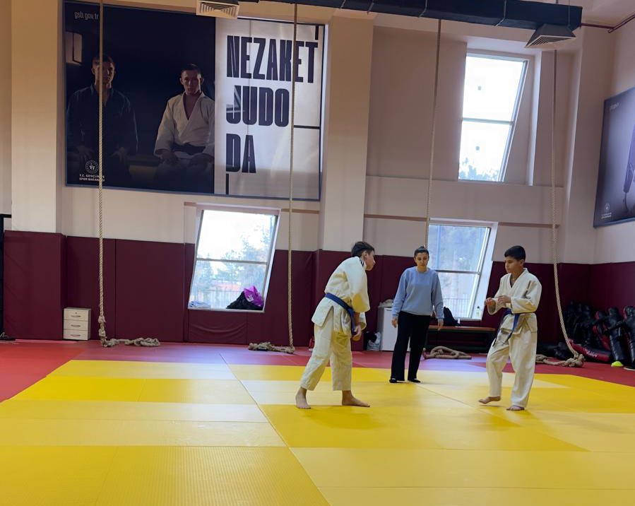 GSB_Van's tweet photo. 🏆Okul Sporları Küçükler Kız-Erkek Judo İl Birinciliği müsabakaları başarıyla tamamlandı!🥋

Genç sporcularımızın kıyasıya mücadelesi, centilmence geçen karşılaşmalarına hep birlikte şahit olduk. Dereceye giren tüm sporcularımızı tebrik ediyoruz.

📍Tuşba | Çok Amaçlı Spor Salonu https://t.co/spG6WKYPhn