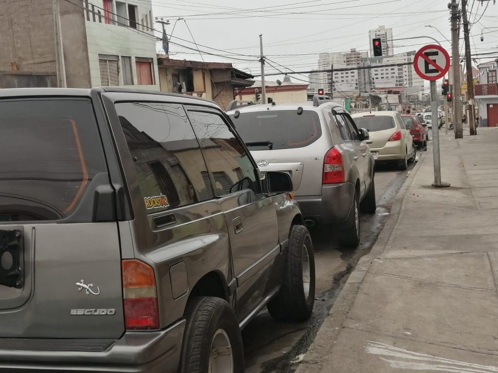 IquiqueMejor's tweet photo. #Iquique lleno de autos MAL ESTACIONADOS. 
Atentos Municipio @IquiqueDeTodos 
Multa mínima 1 UTM ($70.000 aprox.).  Solo multando 50 vehículos diarios pueden recaudar $3,5 millones/día. Por mes $100 millones.- Por año $1.200 millones.
Casi igual a Royalty minero y "aporte" ZOFRI https://t.co/U7xI0eev7P