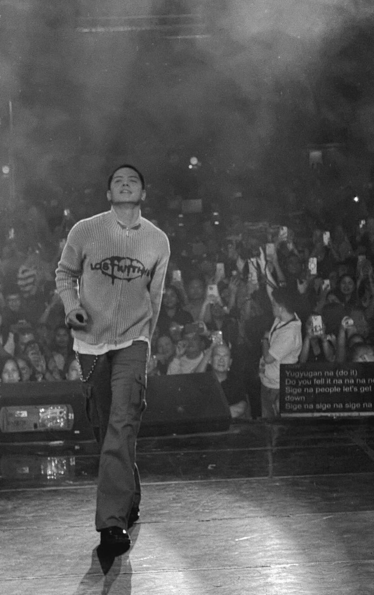 __destinyA's tweet photo. One man. Thousands screaming. Zero doubts. https://t.co/BWtHcDRI8I