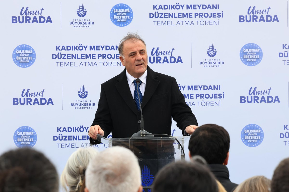 gokcebugra's tweet photo. Bugün temeli atılan Kadıköy Meydanı Düzenleme Projesi hakikaten örnek olmalı. 

Proje katılımcı ve şeffaf süreçlerle belirlendi. 59 projenin katıldığı yarışma sonucunda finale kalan çalışmalar İstanbulluların oyuna sunuldu ve halkın katılımıyla seçildi. 

Proje Haydarpaşa Garı’ndan 1000 araç kapasiteli İSPARK alanına kadar uzanan, Caferağa, Osmanağa ve Rasimpaşa mahallelerini de kapsayan toplam 154 bin metrekarelik alanı içeriyor. 

Proje kapsamında yaya öncelikli bir düzen oluşturulacak. Mevcut büfe ve küçük yapıların kaldırılmasıyla meydana uyumlu yeni sosyal alanlar kurulacak. Kafe, kitabevi, gazete bayii, Kızılay Kan  Merkezi, sergi alanı, çözüm merkezi ve zabıta birimleri projede yer alacak. 

Toplu taşıma durakları modernize edilerek meydandaki düzensizliğin azaltılması ve alanın Moda nostaljik tramvayı ile iskelelerle entegrasyonu sağlanacak. 

Üstelik alan yeşillendirilecek. Yaklaşık 15 bin metrekare çim alan oluşturulacak ve yüzlerce yeni ağaç dikilerek meydanın yeşil dokusu güçlendirilecek. 

İstanbulumuz çok güzel bir yaşam alanı kazanacak. 

Projede emeği geçen herkesi kutluyorum. 

Umarım özgür günlerde keyfini yaşayacağız.