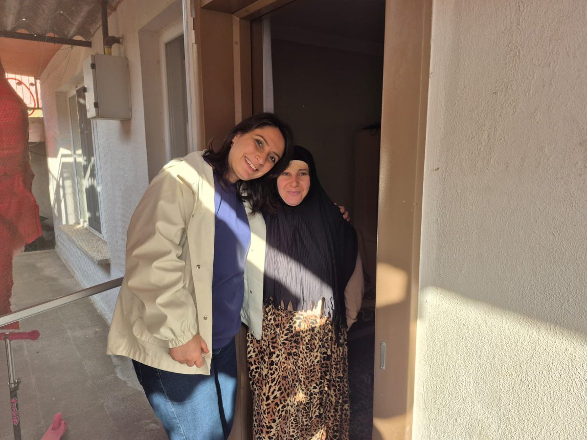 Ramazan ayının rahmeti ve bereketiyle gönüller bir oldu.

@akparti Karesi Sosyal Politikalar birim başkanımız Esra Güner ve yönetim kurulu üyelerimiz ile ramazanda paylaşmanın ve dayanışmanın en güçlü  manevi iklimini,  ailelerimize ziyaret gerçekleştirdik.

Her çalınan kapı bir