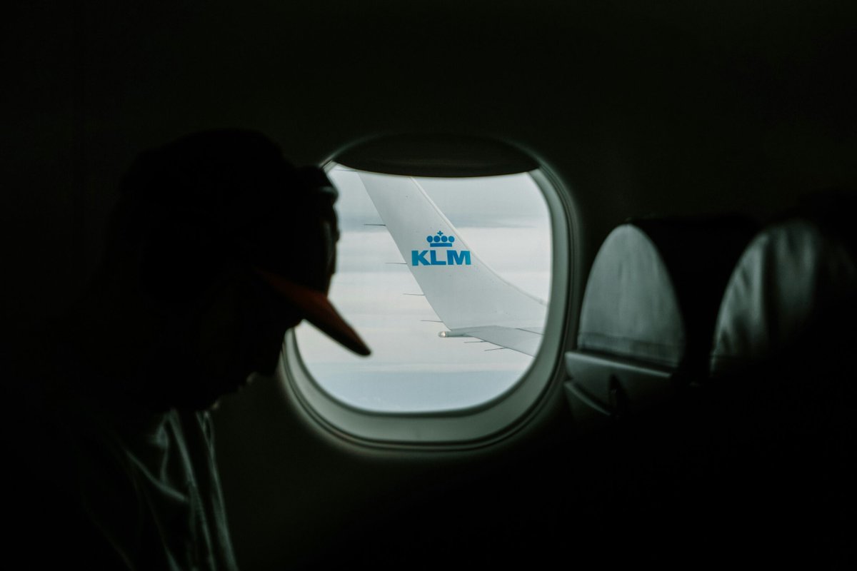 TPOnl's tweet image. KLM haalt dinsdagavond 83 gestrande Nederlanders uit het Midden-Oosten terug. Minister Berendsen (CDA) bereidt verdere repatriëring voor. Lees meer op tpo.nl #KLM #Repatriëring #MiddenOosten #Berendsen tpo.nl/2026/03/03/klm…