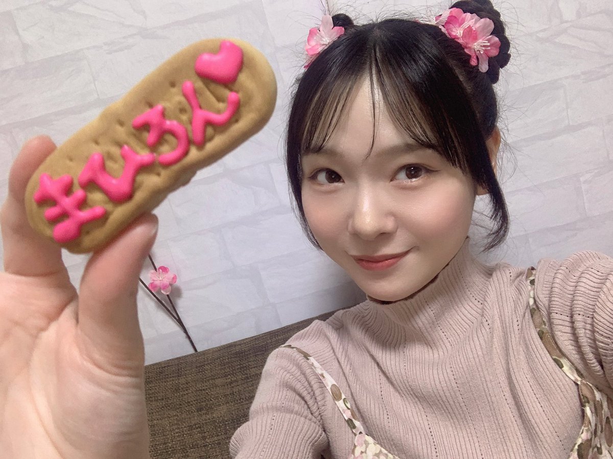 #じゃないも配信 vol.3
「一人じゃないもん！ひな祭り特別有料配信」ありがとうございました🎎🌸

ひな祭りヘアにしてケーキをいただきました😋🎂ミニマムな空間だからできる会話が楽しくて好きな時間です✨

ということで、ひな祭り一人ぼっち回避〜〜〜✌️一緒に過ごしてくれた皆様ありがとうございました☺️💕ﾗｳﾞ