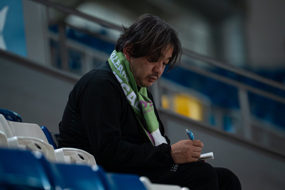 PalmaFutsal's tweet photo. 🇯🇵 Desde Japón a Son Moix

👀 Kazu, técnico de la máxima categoría nipona, ha presenciado el entrenamiento de hoy

📝 Tomando nota del trabajo y la metodología de @AVadillo4 y del club

🤝🏻 ¡Gracias por la visita! https://t.co/MjIC5IATPn