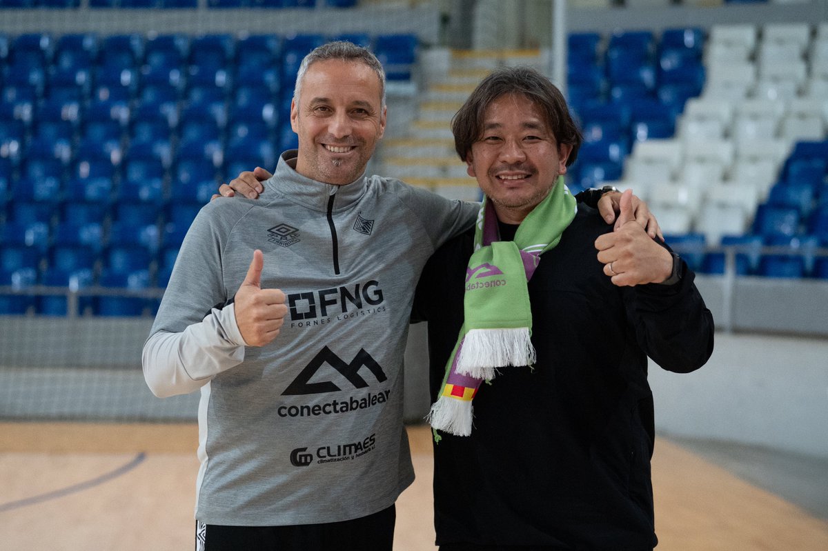 PalmaFutsal's tweet photo. 🇯🇵 Desde Japón a Son Moix

👀 Kazu, técnico de la máxima categoría nipona, ha presenciado el entrenamiento de hoy

📝 Tomando nota del trabajo y la metodología de @AVadillo4 y del club

🤝🏻 ¡Gracias por la visita! https://t.co/MjIC5IATPn