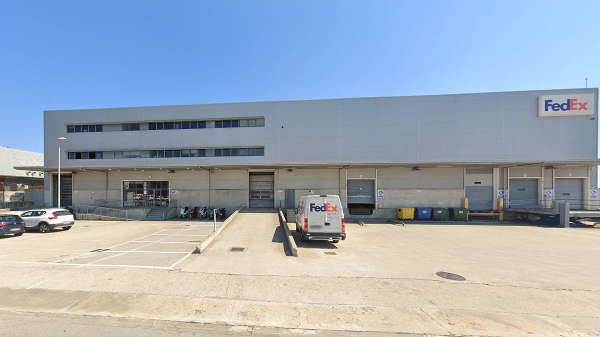 ElMercantilcom's tweet image. Fedex prolonga por una década el alquiler de su nave de carga aérea en Barcelona.

Más información ➡️  elmercantil.com/2026/03/03/fed…

#cargaaérea #aeropuertos #handling