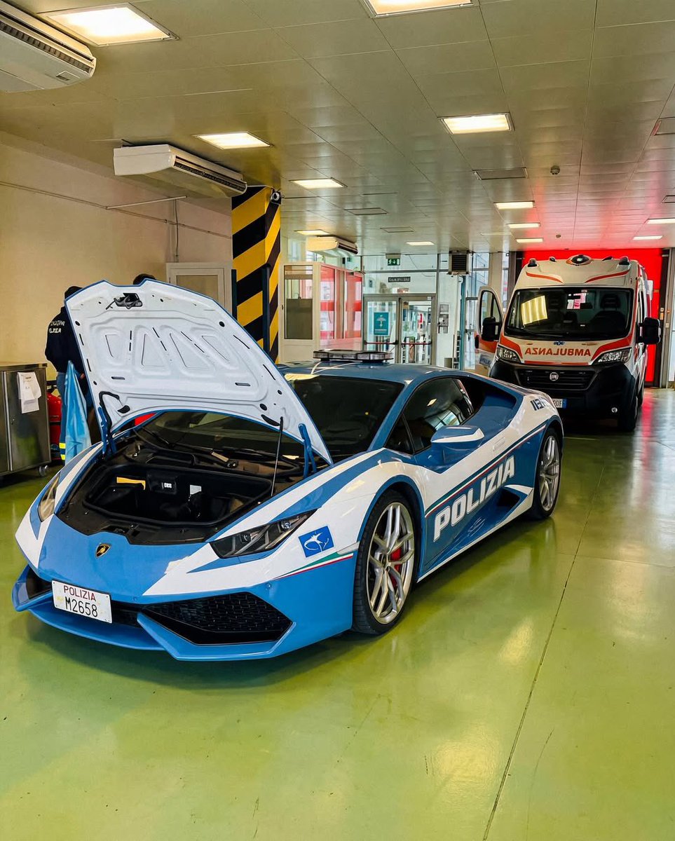 Italy’s Police Drove A Lamborghini 500km in 2 hours to deliver kidneys for life-saving surgery.
A supercar became an ambulance for two hours
Italy's police once used a Lamborghini Huracán to rush kidneys 500km in 2 hours for life-saving surgery.

#lamborghini #memesdaily #memes