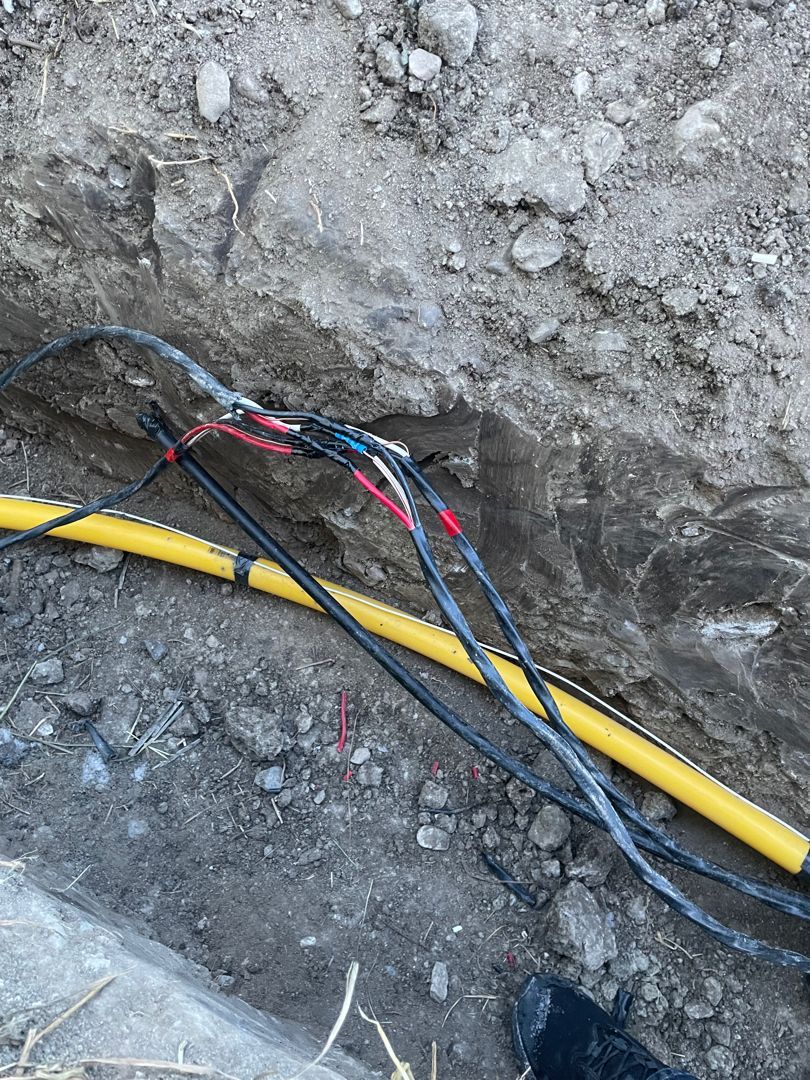 KrimpElectric's tweet photo. Two well cables hit during trenching south of Okotoks. No water = not an option. Temporary splice to get through the day, permanent fix the next morning. Sometimes you just make it work.

#AlbertaContractor #Electrician https://t.co/muCwK1IO9I